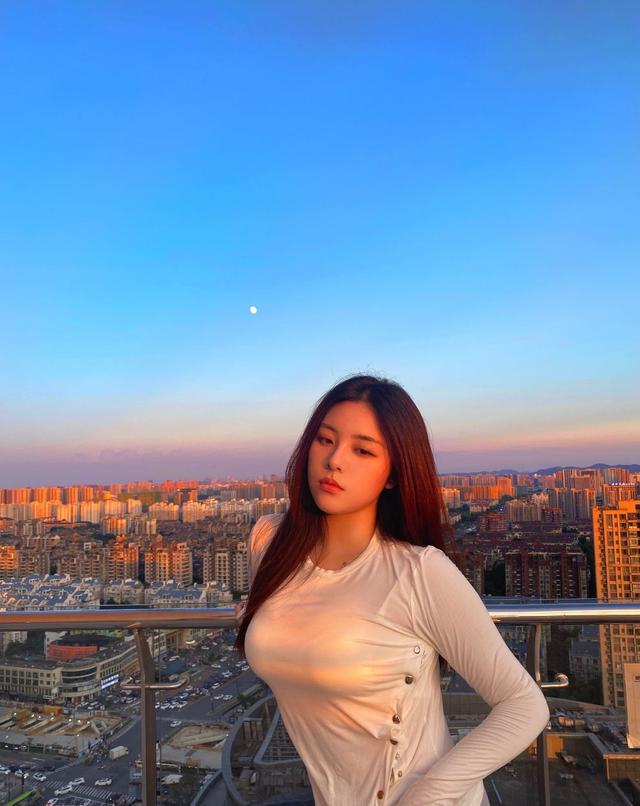 98年健身女神，前凸後翹性感火辣，這是多少女孩夢寐以求的身材 街拍正妹 第1张