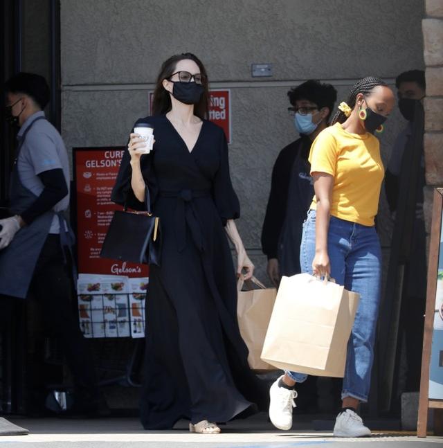安吉麗娜朱莉和養女出街，和皮特官司告一段落，白到發光不愧女神 娛樂八卦吃瓜 第8张