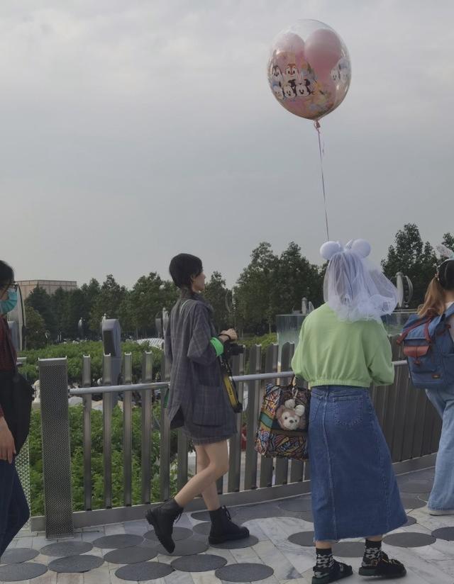 王麗坤迪士尼遊玩被拍，身材纖細皮膚白皙，40歲依舊少女感十足 娛樂八卦吃瓜 第1张