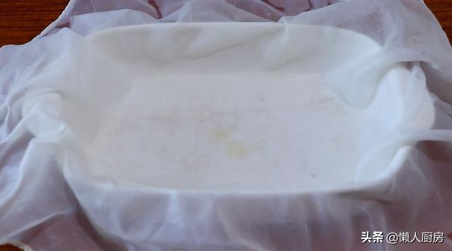 2塊紫薯，一碗大米粉，這是很多人兒時愛吃的紫薯松糕，松松軟軟 熱愛美食 第16张