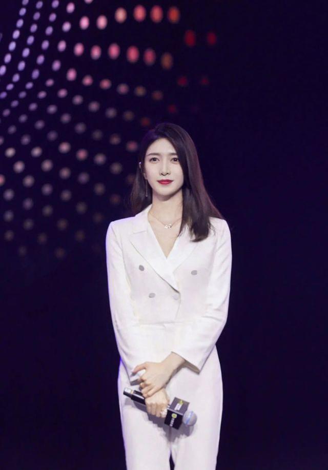 江疏影真敢穿，挑戰「死亡芭比粉」西裝配絲巾亮相，幸虧是冷白皮 娛樂八卦吃瓜 第7张