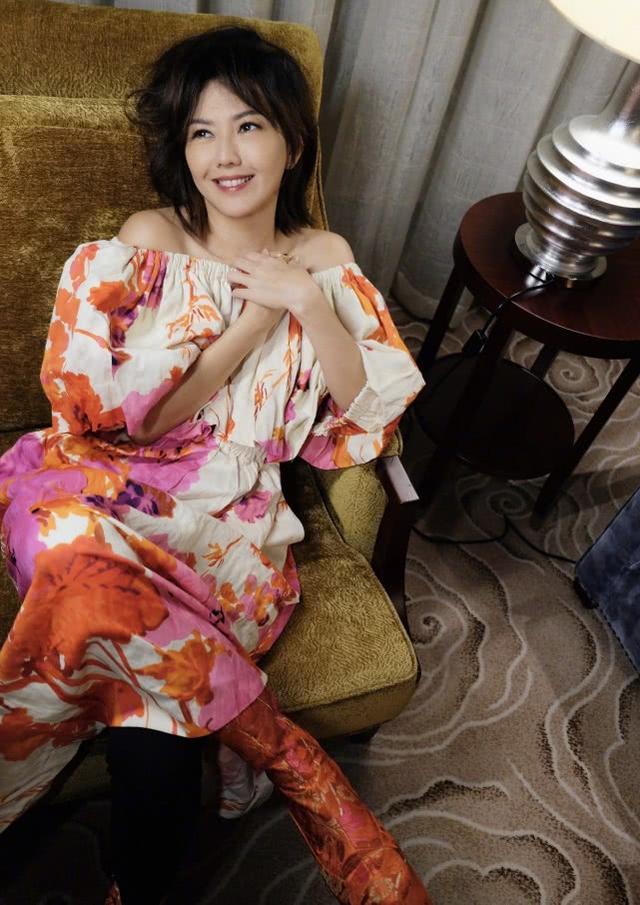 孫燕姿舉辦線上演唱會，清爽音線讓人著迷，穿白T配長褲打扮簡單 娛樂八卦吃瓜 第8张
