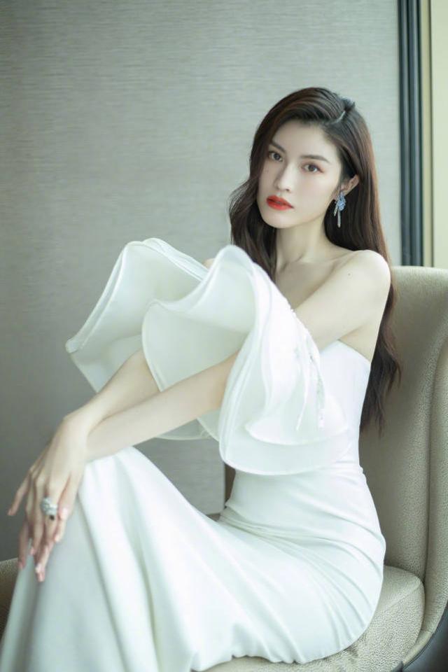 何穗微博曬美照，身穿一襲白裙秀婀娜身姿，氣質優雅盡顯獨特魅力 娛樂八卦吃瓜 第1张