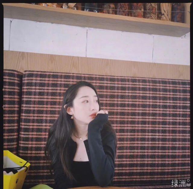 蔣夢婕穿搭太亮眼！吊帶裙配針織衫，又純又欲大顯性感女人味 娛樂八卦吃瓜 第8张