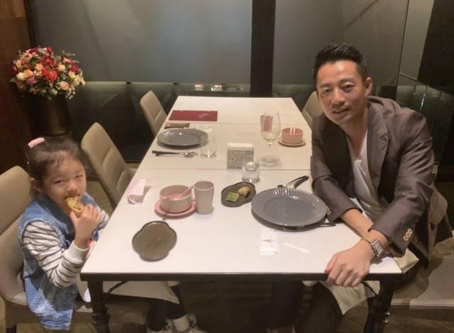 汪小菲一家人合體，和大S參加女兒畢業典禮，小玥兒太像爸爸翻版 娛樂八卦吃瓜 第7张