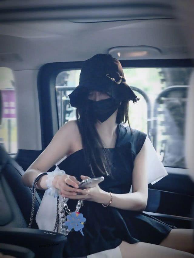 吳宣儀穿搭太大膽！不對稱束腰上衣搭白色短褲，下衣失蹤長腿矚目 娛樂八卦吃瓜 第4张