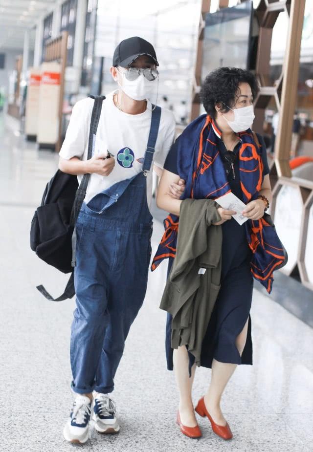 文章和媽媽合體走機場，離婚後文章越活越年輕，穿背帶褲像少年 娛樂八卦吃瓜 第4张