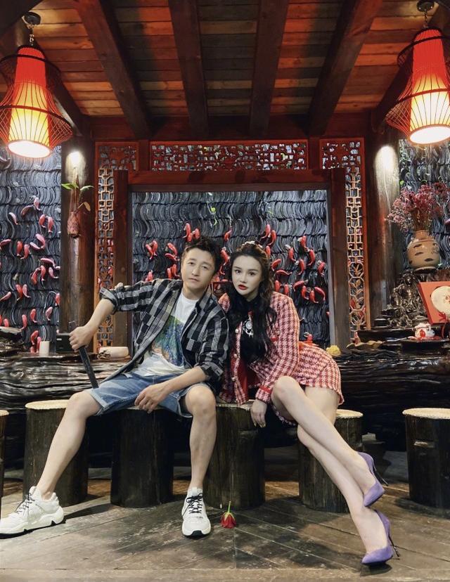 鄒市明冉瑩穎慶結婚十周年，五口人合影像復制粘貼，仨兒子長一樣 娛樂八卦吃瓜 第7张