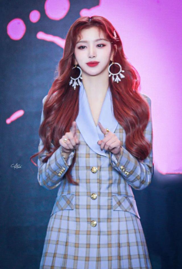 孔雪兒出席活動，渣女大波浪配紫色套裝性感甜美，不愧天生女團臉 娛樂八卦吃瓜 第6张