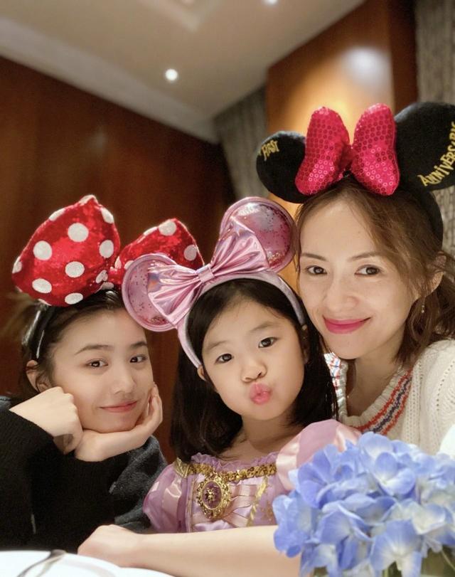 章子怡帶繼女逛成都，小蘋果穿平底鞋比章子怡高半頭，親媽是超模 娛樂八卦吃瓜 第7张