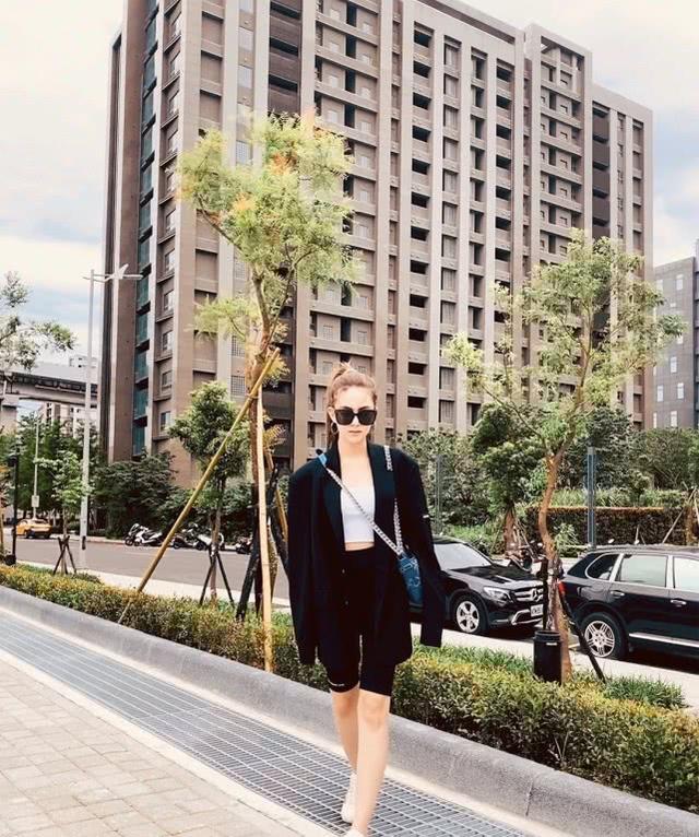 周傑倫昆凌被媒體偶遇，夫妻倆低調一前一後現身，包場打球真壕氣 娛樂八卦吃瓜 第8张