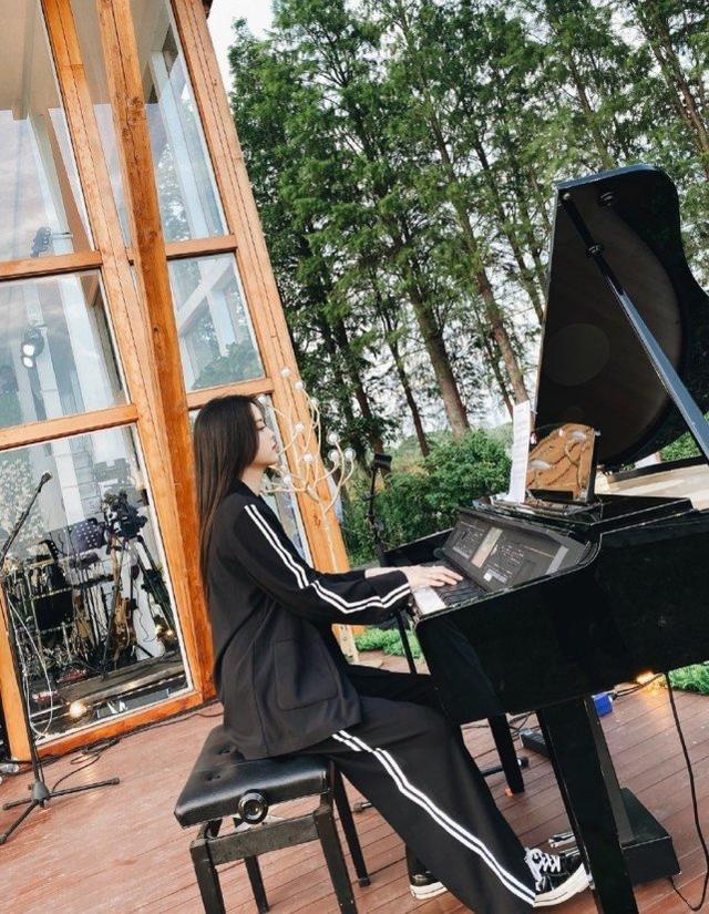 歐陽娜娜機場私服照釋出：穿暗綠T恤搭配高腰闊腿褲，時尚感十足 娛樂八卦吃瓜 第10张