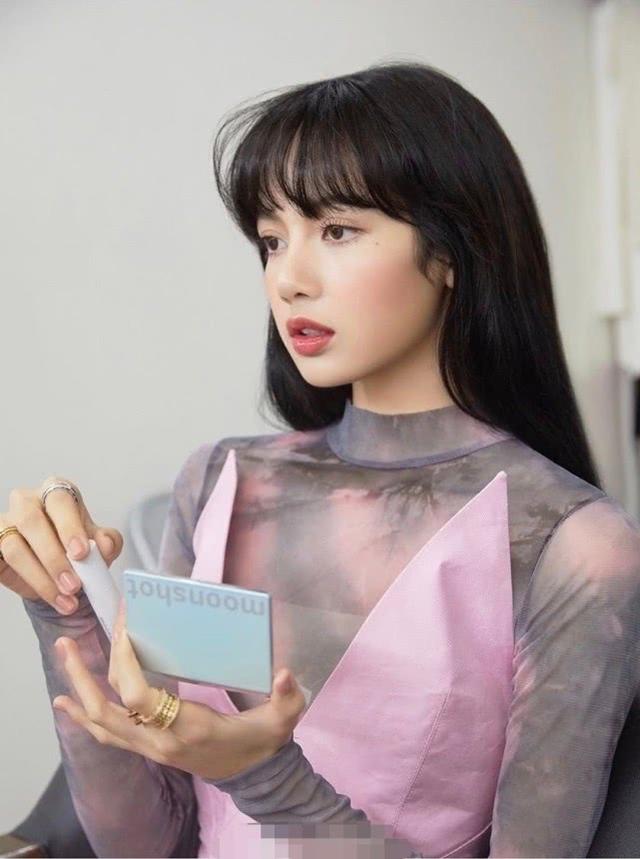 Lisa畫報照更新，穿暈染「皮膚衣」時尚吸睛，醉酒妝更是甜酥網友 娛樂八卦吃瓜 第4张