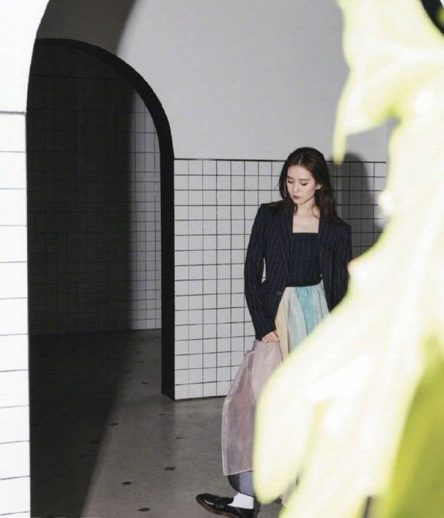 劉詩詩不愧是「氣質女明星」！拍寫真穿搭雖簡單，氣質卻十分出眾 娛樂八卦吃瓜 第8张