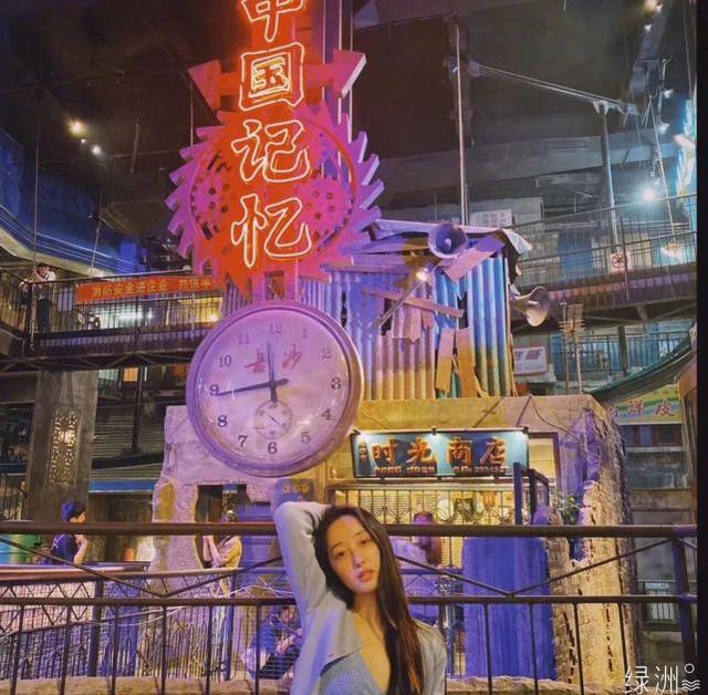 蔣夢婕穿搭太亮眼！吊帶裙配針織衫，又純又欲大顯性感女人味 娛樂八卦吃瓜 第1张