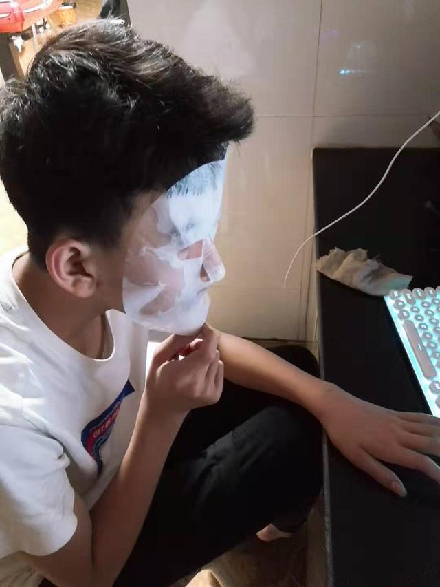 敷面膜有刺痛感，敷面膜有刺痛感是怎么回事（刚敷面膜有疼痛感是因为皮肤过度缺水）