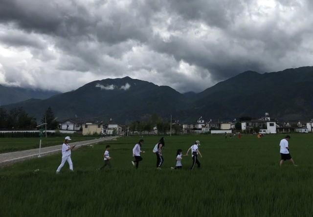 馬伊琍帶女兒旅行，和女兒相處像朋友，倆女兒戴口罩能看出顏值高 娛樂八卦吃瓜 第1张