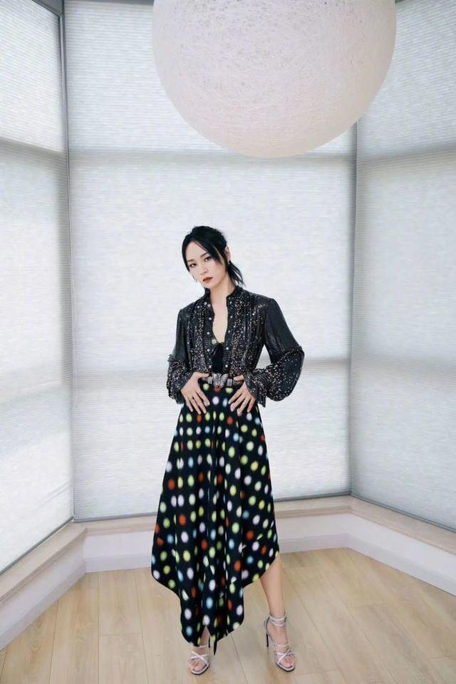 35歲周筆暢玩轉個性穿搭，穿紅色宮廷紅裙裝登台，釋放酷感女人味 娛樂八卦吃瓜 第7张