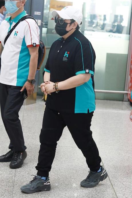韩红暴瘦40斤后现身机场，和员工穿同款上衣，手戴珠链显富态 全球新闻风头榜 第3张