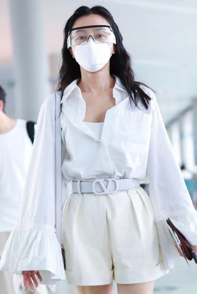 40歲秦嵐現身機場，全白look大秀漫畫腿，網友：護目鏡太時髦了 娛樂八卦吃瓜 第3张