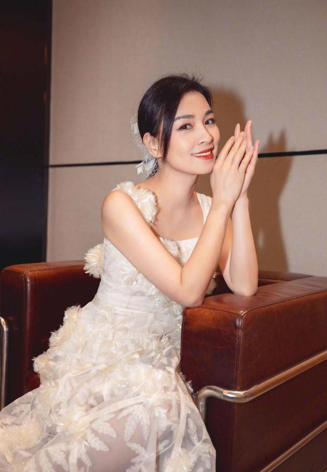 張庭51歲貌美如花，老公61歲卻像爹，瑜伽就是他爹凍齡秘籍 街拍正妹 第1张