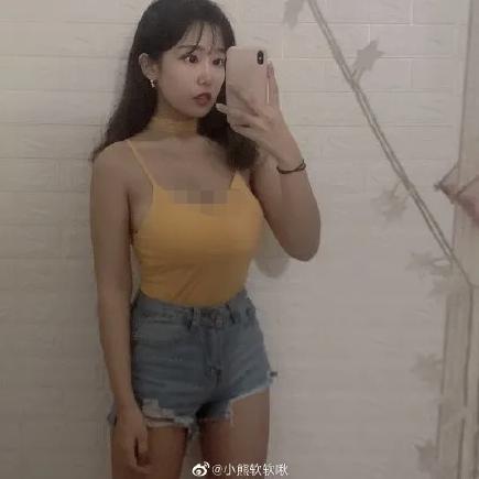 上圍豐滿的女生穿吊帶就不是正經姑娘了？求求你別再黑了吧 街拍正妹 第3张