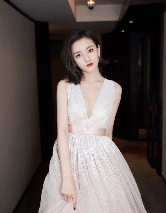 宋祖兒夏日穿搭青春減齡，身穿白色T恤搭半身裙，元氣滿滿有活力 娛樂八卦吃瓜 第6张