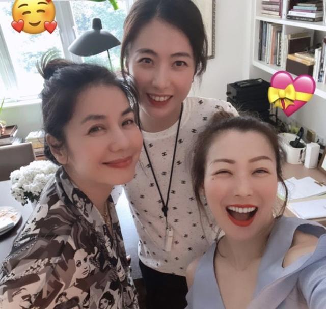 香港女首富甘比暴富後活成少女，扎蘋果頭超減齡，日常就是做公益 娛樂八卦吃瓜 第7张