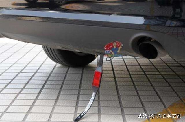 开关车门总是被电，在排气管上绑根绳子就能避免了吗？