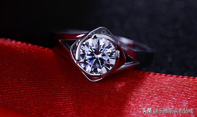 情人节送什么花520情人节订婚，订婚钻戒买越大的越好吗？三克拉钻戒多少钱？