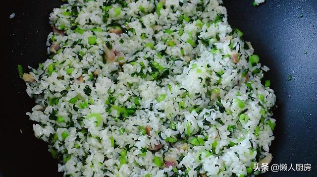 原來飯店菜飯這麼好吃，是這樣做的，青菜綠油油，一點都不黃 熱愛美食 第16张