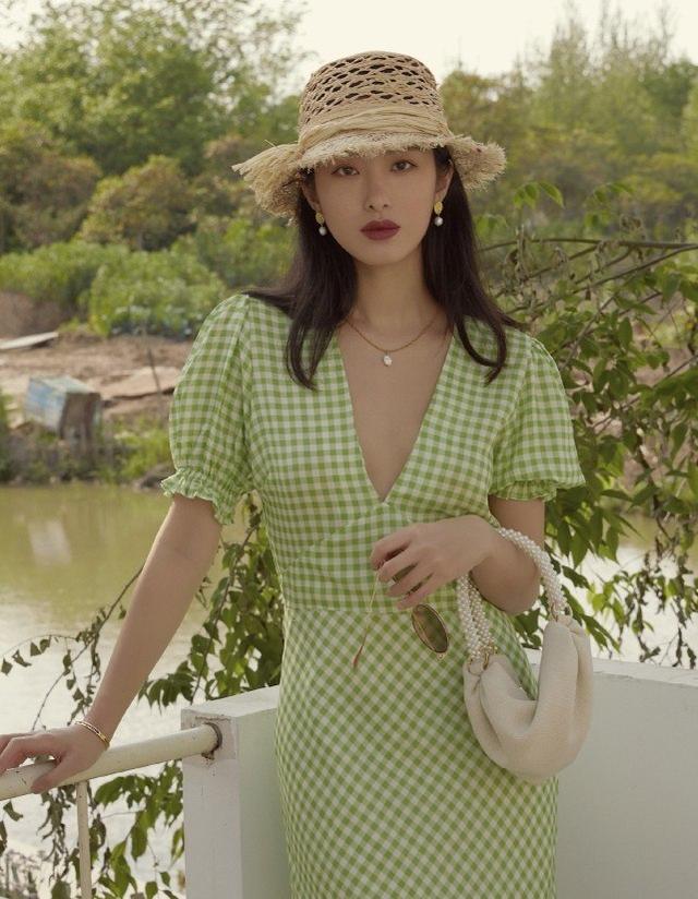 楊采鈺演繹法國復古少女風，吊帶裙大秀蝴蝶背，性感又撩人 娛樂八卦吃瓜 第6张