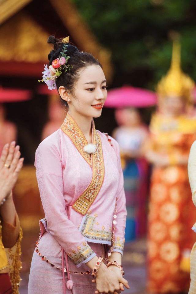《妻子們的浪漫旅行》路透照，穿傳統服飾秀高顏值，蔡少芬太年輕 娛樂八卦吃瓜 第1张