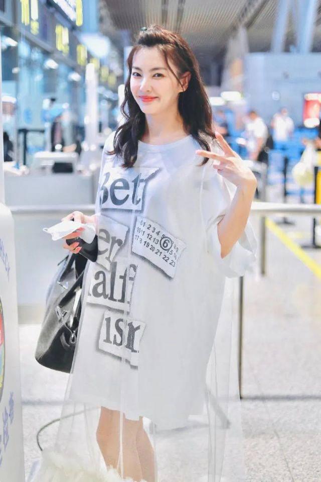 張雨綺現身機場，穿一身白T紗裙變身活潑小公主，32歲美回18歲 娛樂八卦吃瓜 第2张