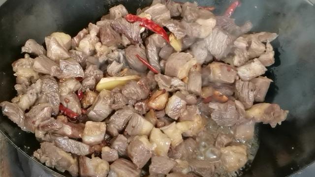 怎么烧红烧牛肉，红烧牛肉怎么做又软又香（红烧牛肉的做法）