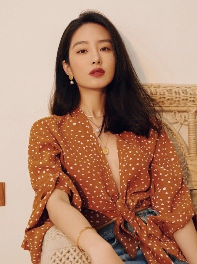 楊采鈺演繹法國復古少女風，吊帶裙大秀蝴蝶背，性感又撩人 娛樂八卦吃瓜 第9张