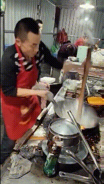 「小姐姐穿的靴子這麼嚴實，捂一天什麼味道？」哈哈哈 搞笑整蠱 第22张