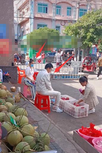 黄圣依在菜场摆摊卖水果，与富豪老公街