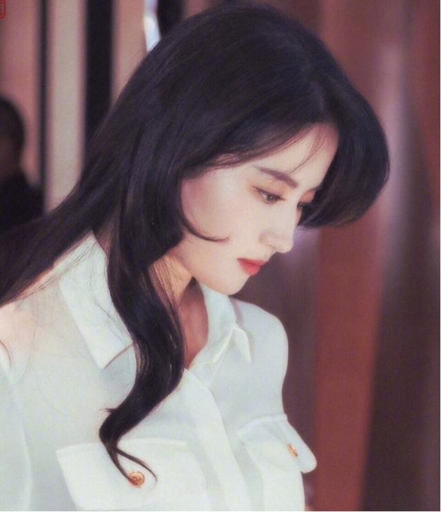 白襯衫的魅力有多大？多位女星的時尚穿搭，讓你一件單品解決夏季 娛樂八卦吃瓜 第8张