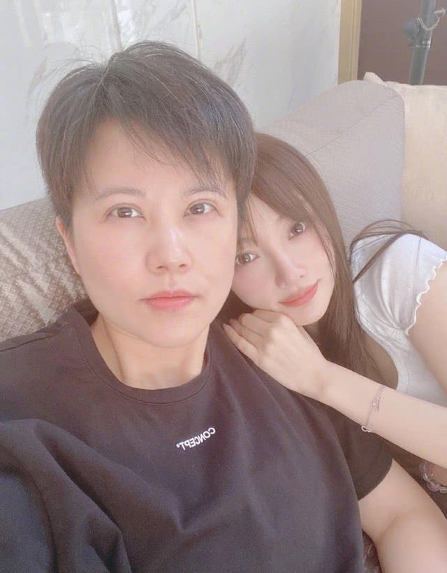 李小璐曬和好友合照，否認有新戀情傳聞！網友：與好友長相像復制 娛樂八卦吃瓜 第3张