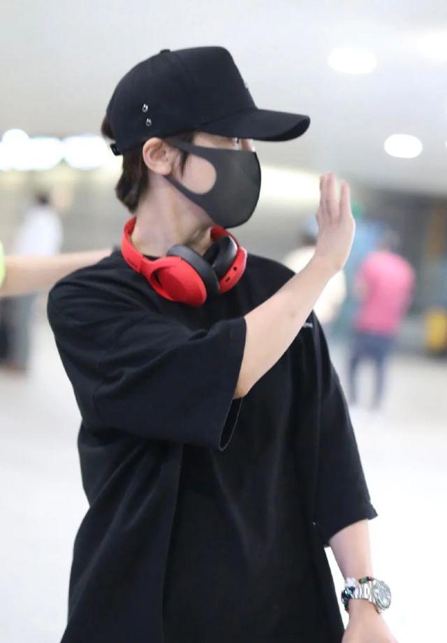 謝楠二胎後更顯少女？穿全黑look走機場，「小鳥腿」讓女生太羨慕 娛樂八卦吃瓜 第4张