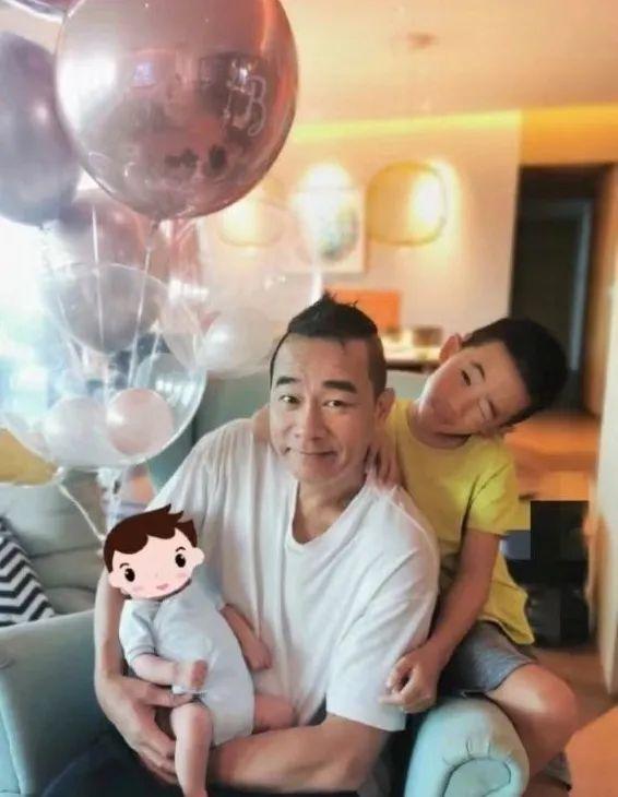 應采兒夫婦為兒子慶生，7歲Jasper身高大長，穿花T恤五官像陳小春 娛樂八卦吃瓜 第8张