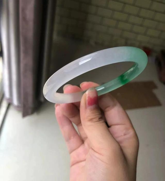 性价比高的一款半山半水小圈口手镯