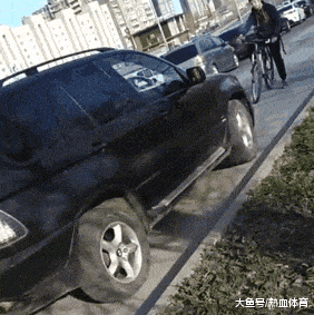 「哥們壓得胳膊都變色了，我要不要叫醒他？」看起來估計很酸爽吧 搞笑整蠱 第27张