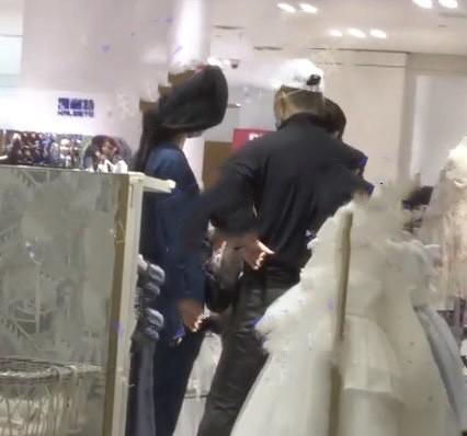71歲王石當爸了？小30歲嬌妻田朴珺生下寶寶，夫妻倆帶娃逛街 娛樂八卦吃瓜 第3张