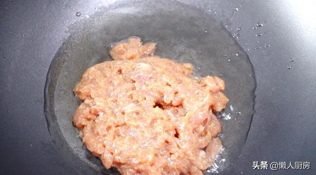苦瓜炒肉絲，教你一招，肉絲又嫩又滑，一點都不柴 熱愛美食 第16张