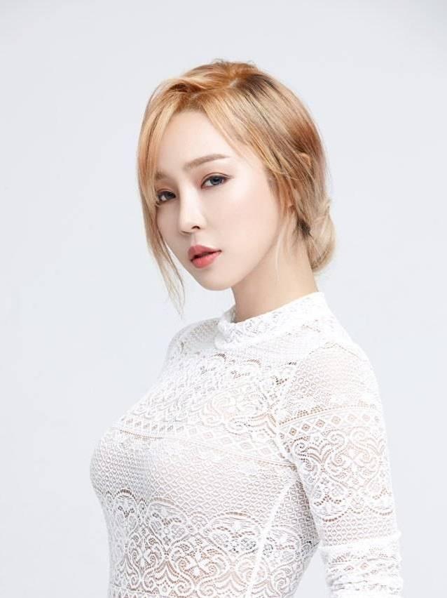 韓國拳擊比賽舉牌女郎！挺翹臀部+完美曲線，好身材讓她焦聚全場 街拍正妹 第2张