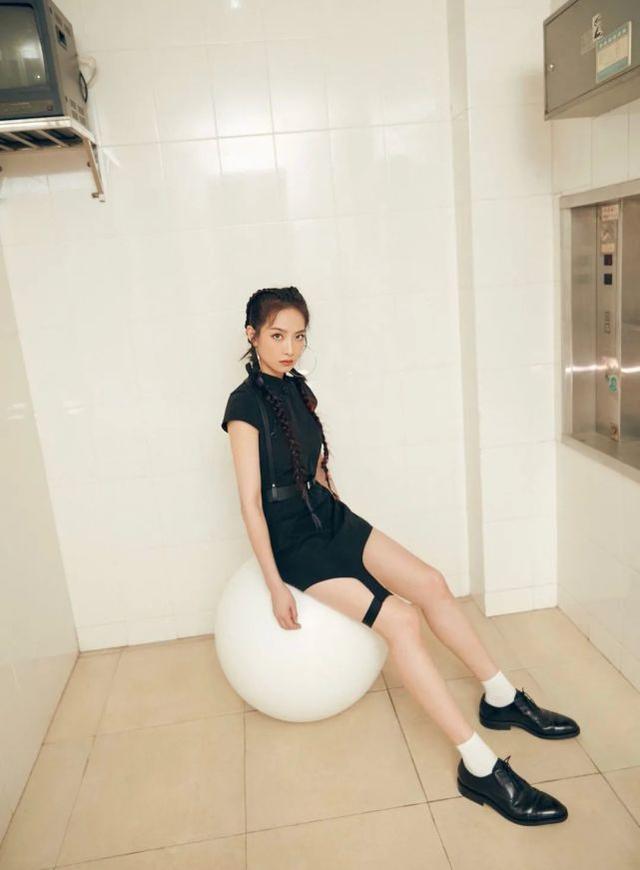宋茜太颯了！穿暗黑機能風旗袍像女戰士，拳擊辮配大耳環火辣吸睛 娛樂八卦吃瓜 第1张