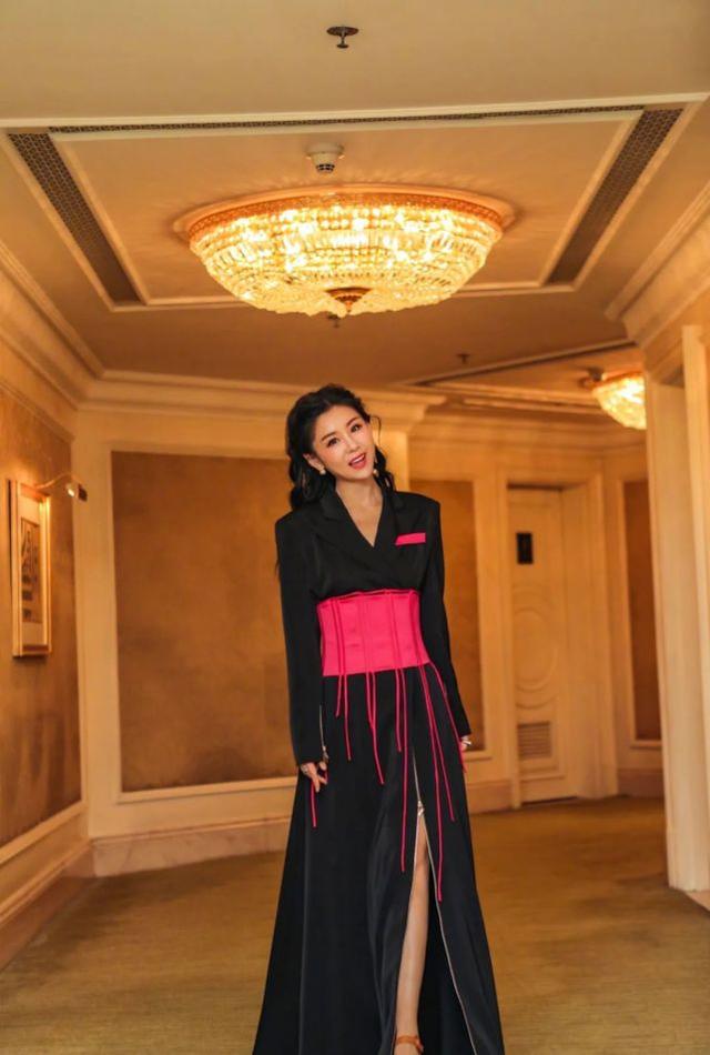 35歲李小萌太吸睛！穿露背裙靠十幾根「鞋帶」綁，盡顯性感女人味 娛樂八卦吃瓜 第6张