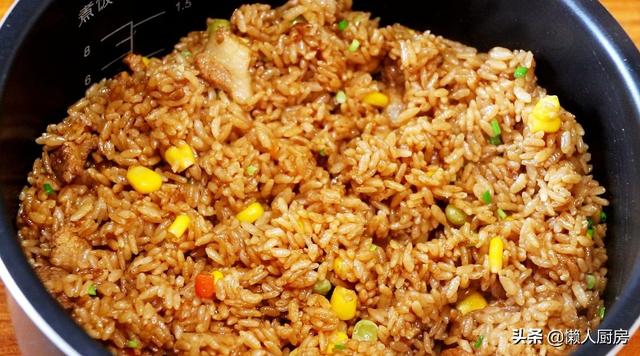 五花肉里加一碗大米，配上胡蘿卜和豌豆，連挑食的孩子也愛吃 熱愛美食 第16张